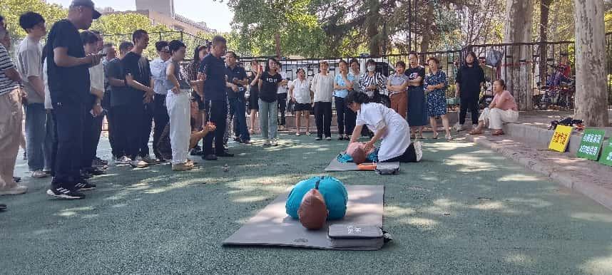 雁塔校區(qū)操場一角：直屬部門、離退休工會(huì)工作人員