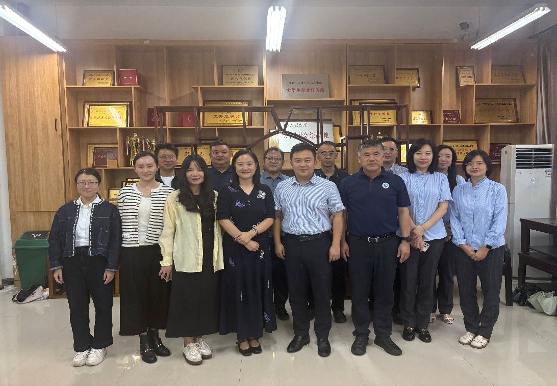 一群人站在室內(nèi)合影AI 生成的內(nèi)容可能不正確。