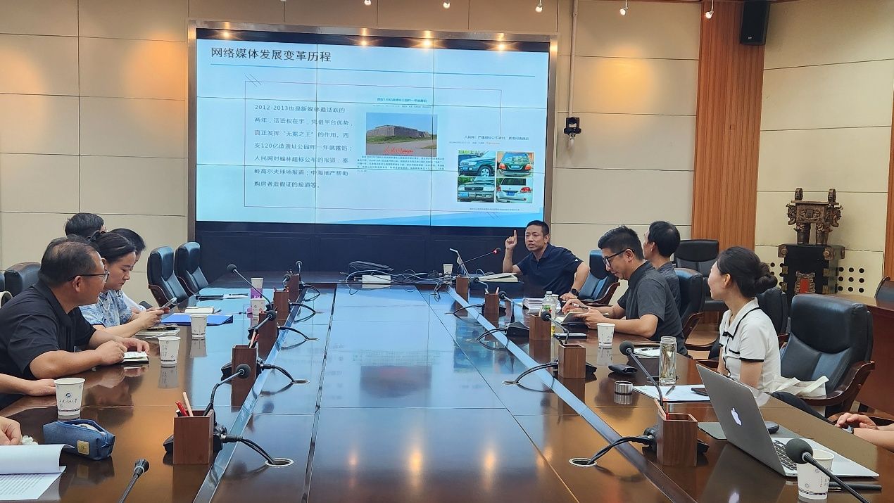 圖片包含 室內(nèi), 桌子, 男人, 柜臺AI 生成的內(nèi)容可能不正確。