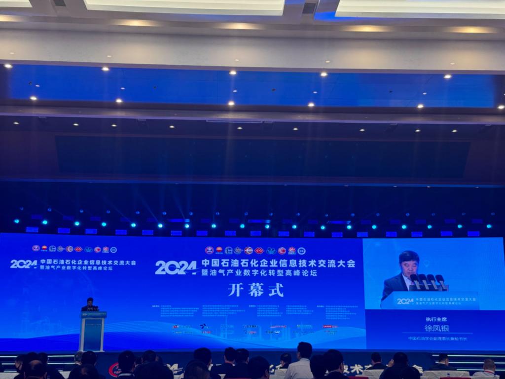 圖片包含 室內(nèi), 飛機(jī)場, 大, 藍(lán)色描述已自動生成